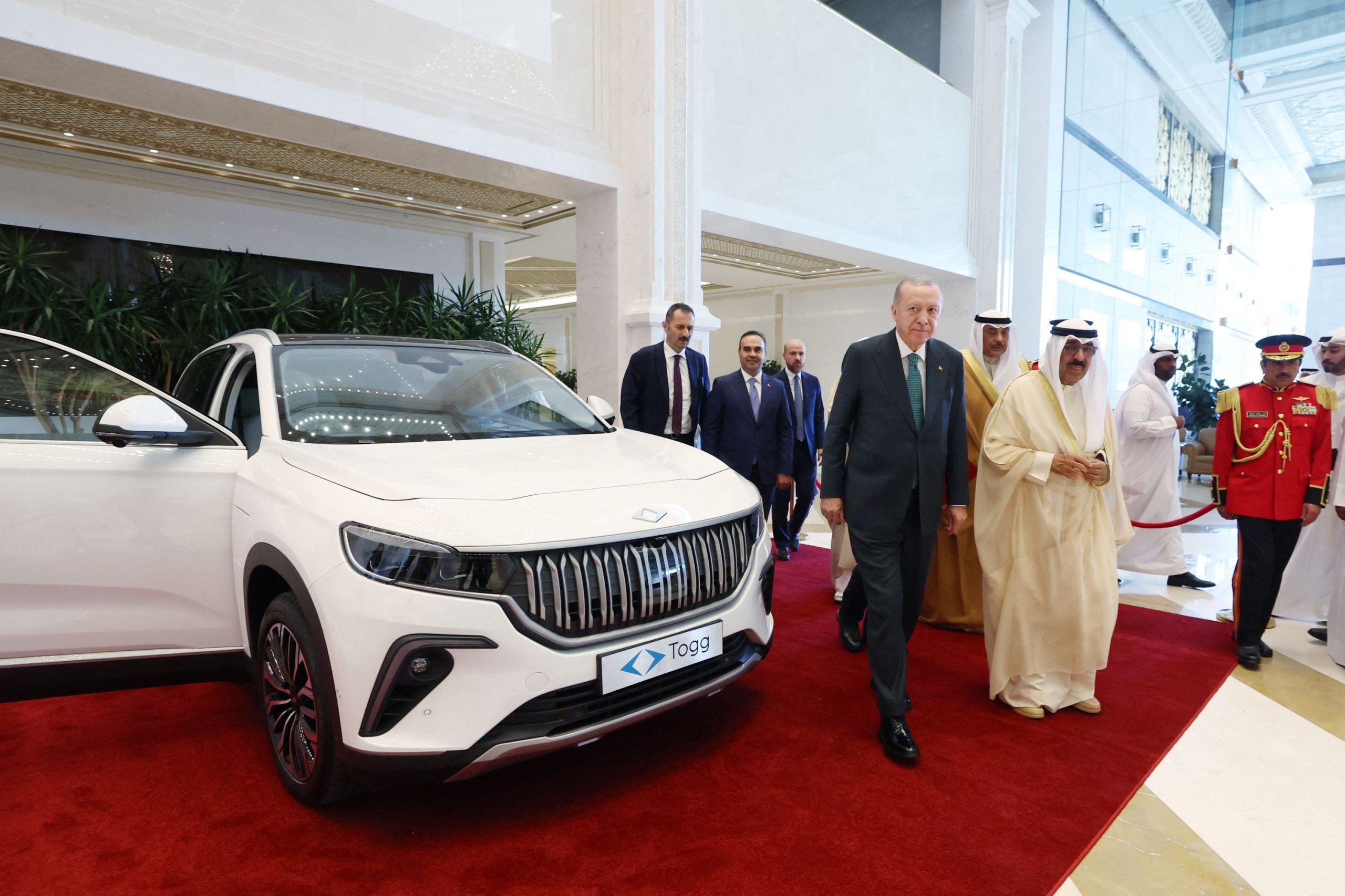 কুয়েতের আমিরকে তুরস্কের তৈরি বৈদ্যুতিক গাড়ি উপহার দিলেন এরদোয়ান